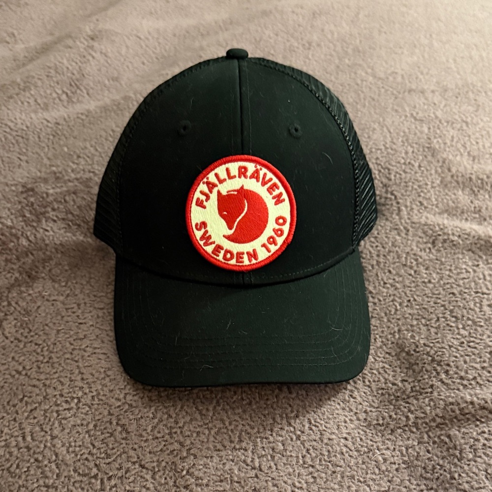 Fjallraven Black Cap with Red Logo